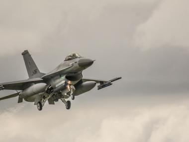 България преведе парите за изтребителите F-16