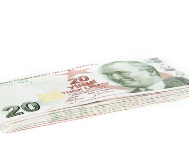 Турската лира падна от 4-месечния връх заради страх сред инвеститорите