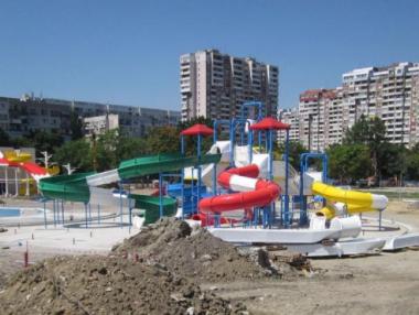 Първите пързалки в аквапарка във „Възраждане“ са вече готови