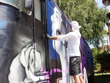 Изрисуван локомотив на БДЖ тръгва от София за Бургас