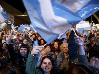 Валутата на Аржентина се срина с 15% след изненадващи изборни резултати