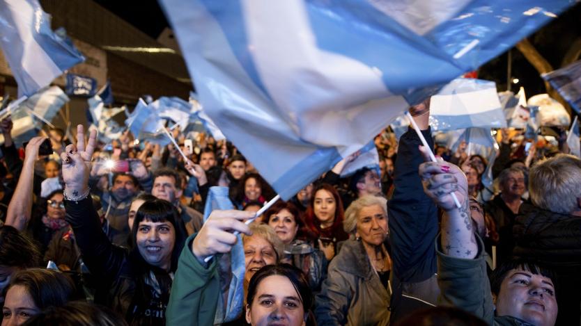 Валутата на Аржентина се срина с 15% след изненадващи изборни резултати