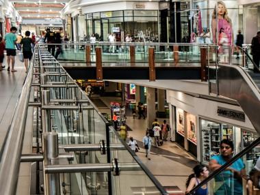 Британските търговци искат замразяване на месните им данъци