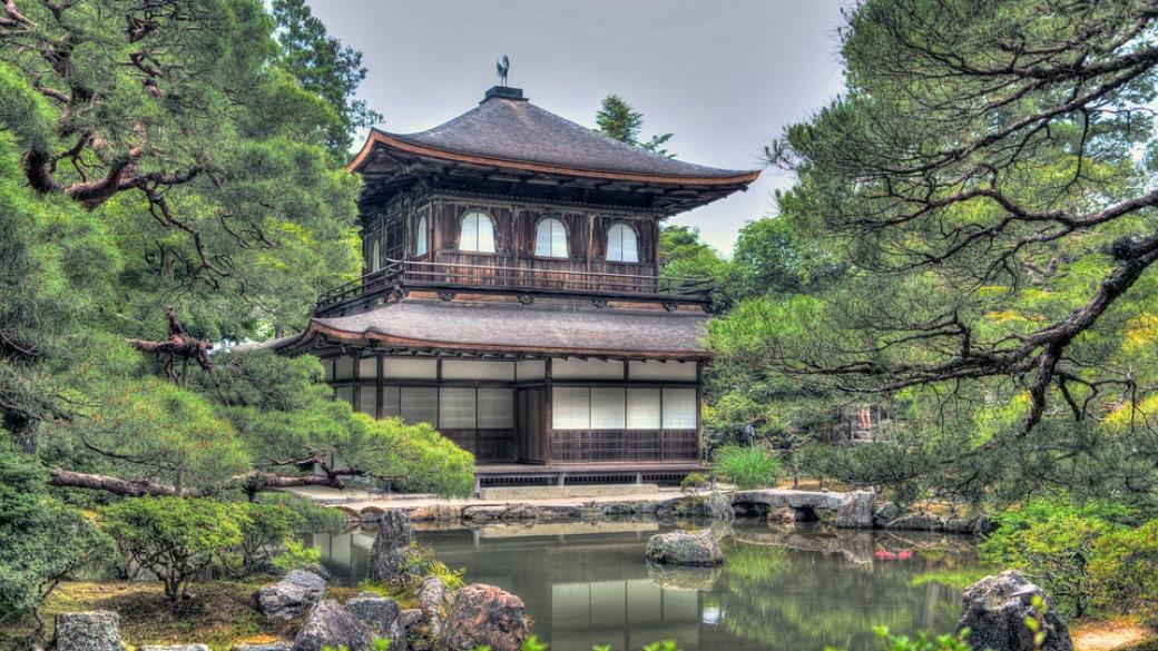 Робот за близо $1 млн. приема посетителите в храм в Япония