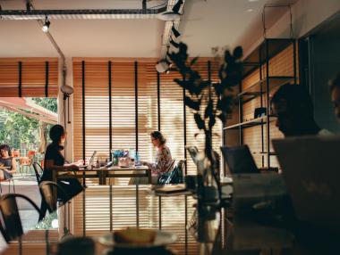 Facebook с неочакван отговор на опасенията за личните данни – кафенета