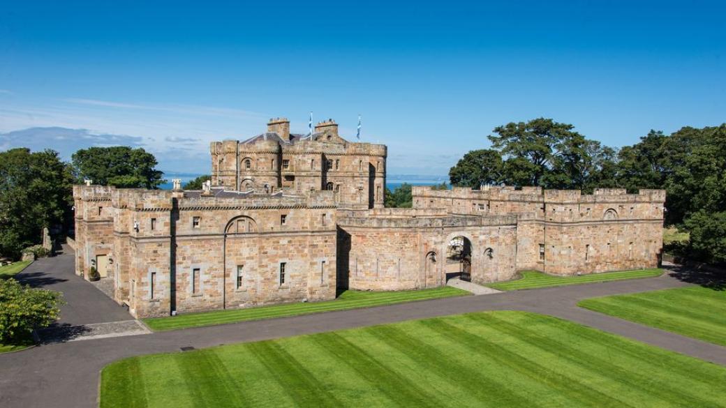 Шотландски замък с пъб и тайна спалня се продава за £8 млн.