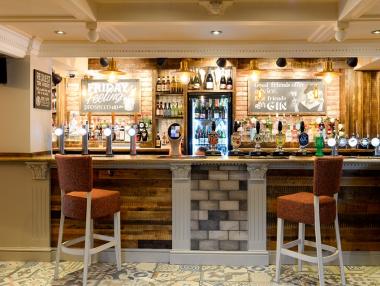 Най-богатият човек в Хонконг купува най-голямата верига пъбове на Острова