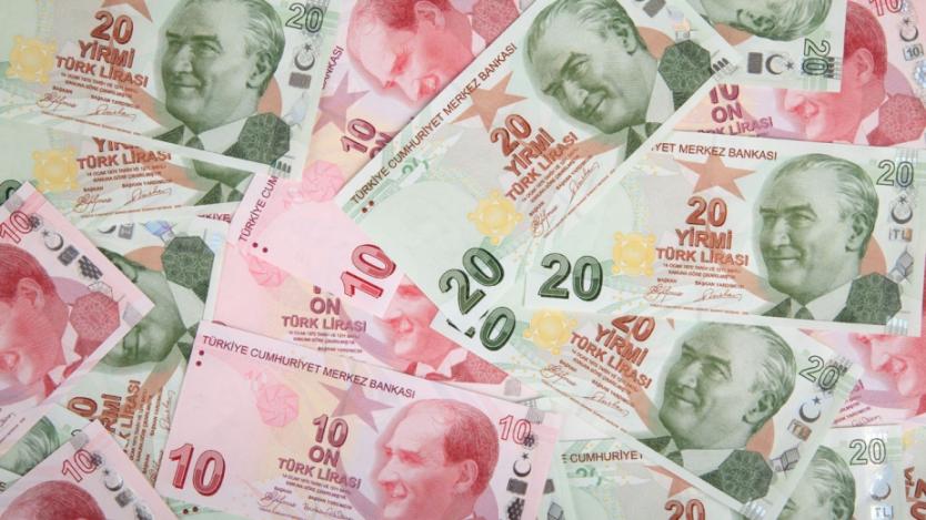 Курсът на турската лира доближава едномесечно дъно