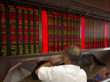 Оставката в Италия оцвети европейските пазари в червено