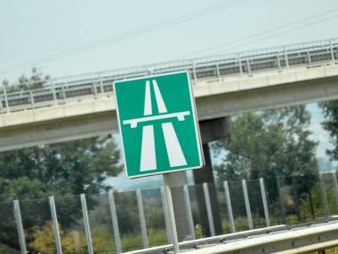 Фирмата с горящите отпадъци под „Струма“ изкара работници на протест