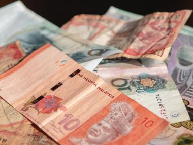 Китай може би опитва да спре обезценяването на юана