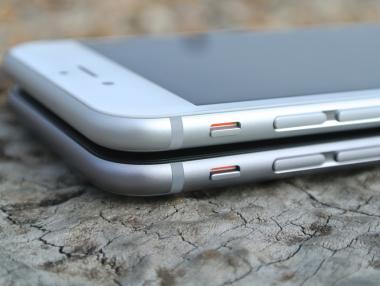 Глобалните продажби на смартфони намаляват