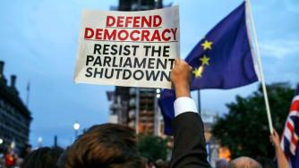 Над милион британци се обявиха срещу затварянето на парламента