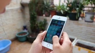 Apple освободи стотици служители, които слушат записи на Siri