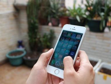 Apple освободи стотици служители, които слушат записи на Siri