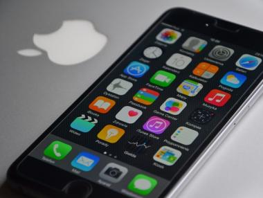 Apple ще продава части на други фирми за ремонт на iPhone-и