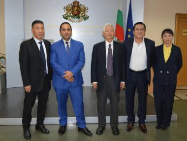 Китайски производител на електробуси мисли за завод в България