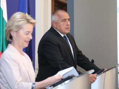 Борисов махна микрофоните на журналистите, за да предпази Урсула фон дер Лайен от въпроси