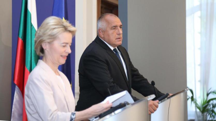 Борисов махна микрофоните на журналистите, за да предпази Урсула фон дер Лайен от въпроси