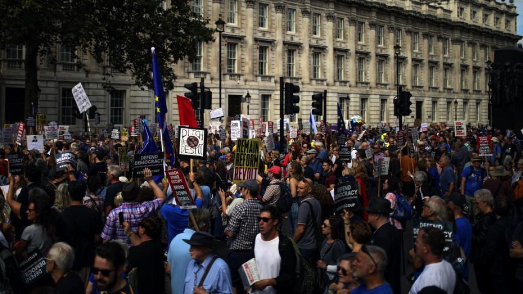Масови протести във Великобритания срещу затварянето на парламента