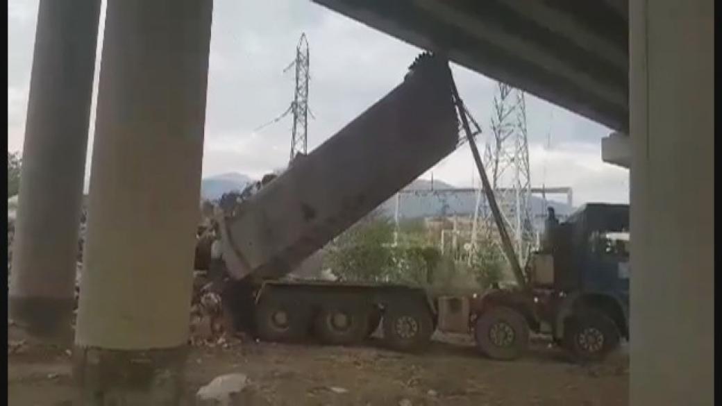 Нови отпадъци се трупат под горелия мост на „Струма“, съобщава bTV