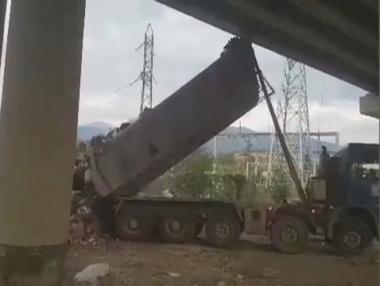 Нови отпадъци се трупат под горелия мост на „Струма“, съобщава bTV