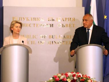 ЕК: Никога не бихме молили да се махнат микрофоните на журналистите