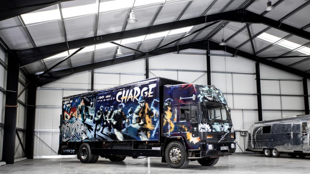 Продават на търг камион, изрисуван с графити от Банкси