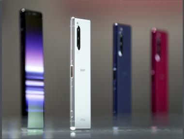 Sony представи тънък смартфон с връзка с PS4 контролер за игри