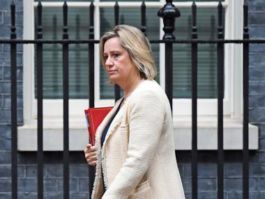 Британският министър на труда хвърли оставка в знак на протест