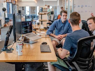 Намеренията на компаниите да наемат служители се понижават