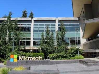 Microsoft ще дава на собствениците на iPhone до $650 да минат на Samsung