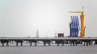 Цената на петрола леко се понижи, но остава близо до $70