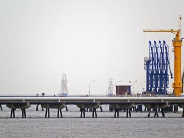 Цената на петрола леко се понижи, но остава близо до $70