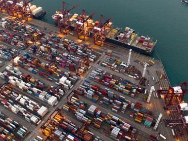 FedEx очаква първи годишен спад на световната търговия от 2009 г. насам