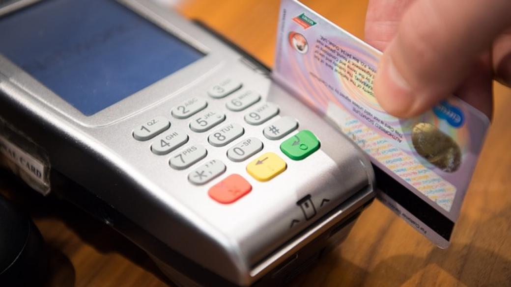 Плащанията с кредитни карти за първи път изпреварват тези с кеш във Великобритания