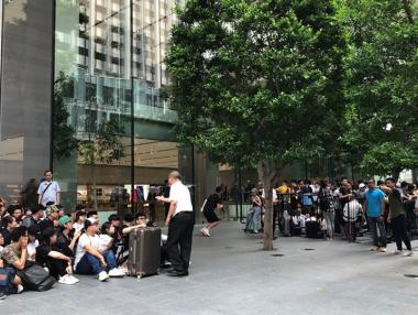 Новият iPhone 11 предизвика дълги опашки в магазини по света