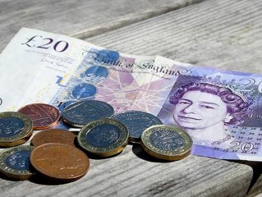 Лирата пада, докато търговците следят новите развития около Brexit