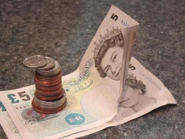 Политическата несигурност тласка британската лира надолу