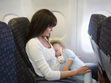 Авиокомпания вече ще показва при избор на място къде ще седи бебе