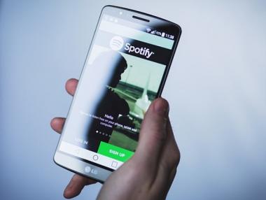 Spotify вече предлага комбинирани плейлисти с музика и подкасти