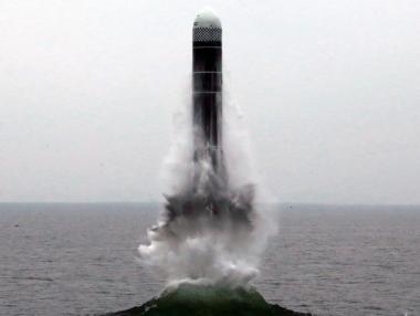 Северна Корея изстреля ракета от подводница