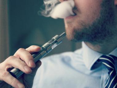 Починалите в САЩ заради електронните цигари вече са 18
