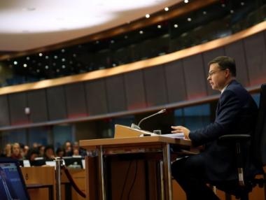 Домбровскис: ЕС трябва да регулира криптовалутите като Libra