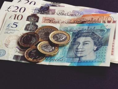 Паундът поевтинява заради „невъзможната“ сделка за Brexit