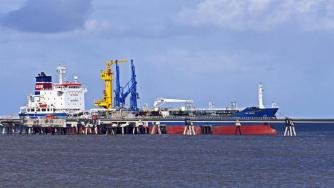 Цената на петрола скочи с 2% след взрив на ирански танкер