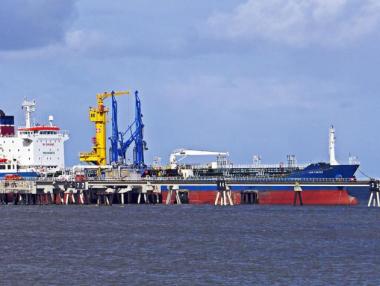 Цената на петрола скочи с 2% след взрив на ирански танкер