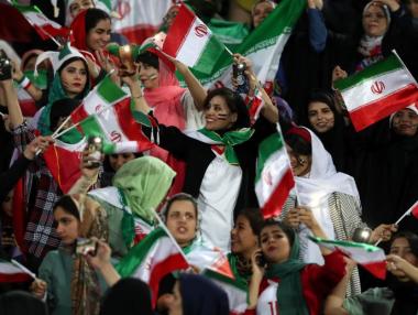 Иран пусна жени на футболен мач за пръв път от 40 г.