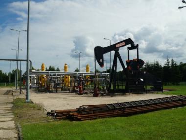 Цените на нефта паднаха с 2% и ще продължават надолу