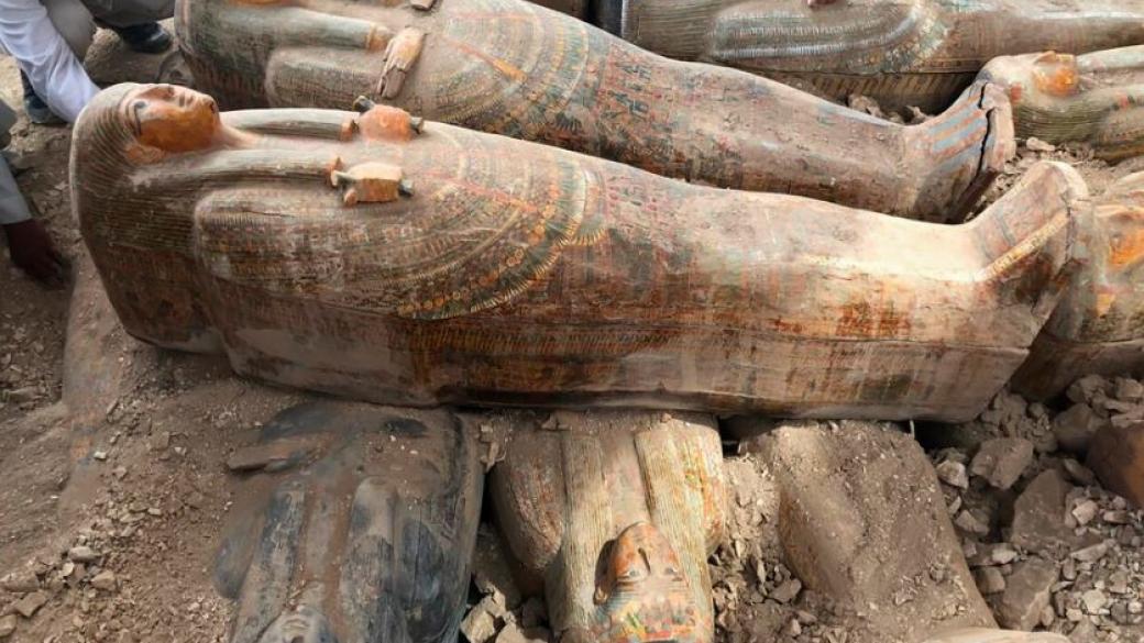 Археолози откриха над 20 древни саркофага в Египет